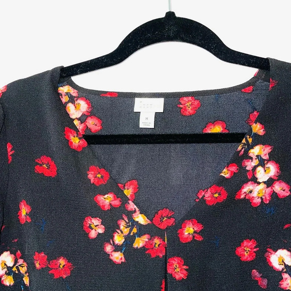 a new day Black & Red Floral Print V-neck Round Hem Blouse Medium Women’s - Picture 2 of 9